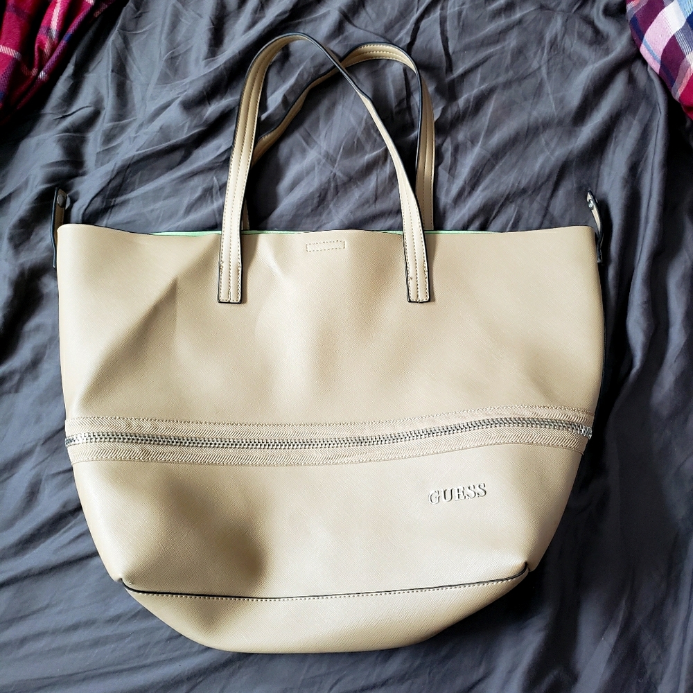 Guess tote